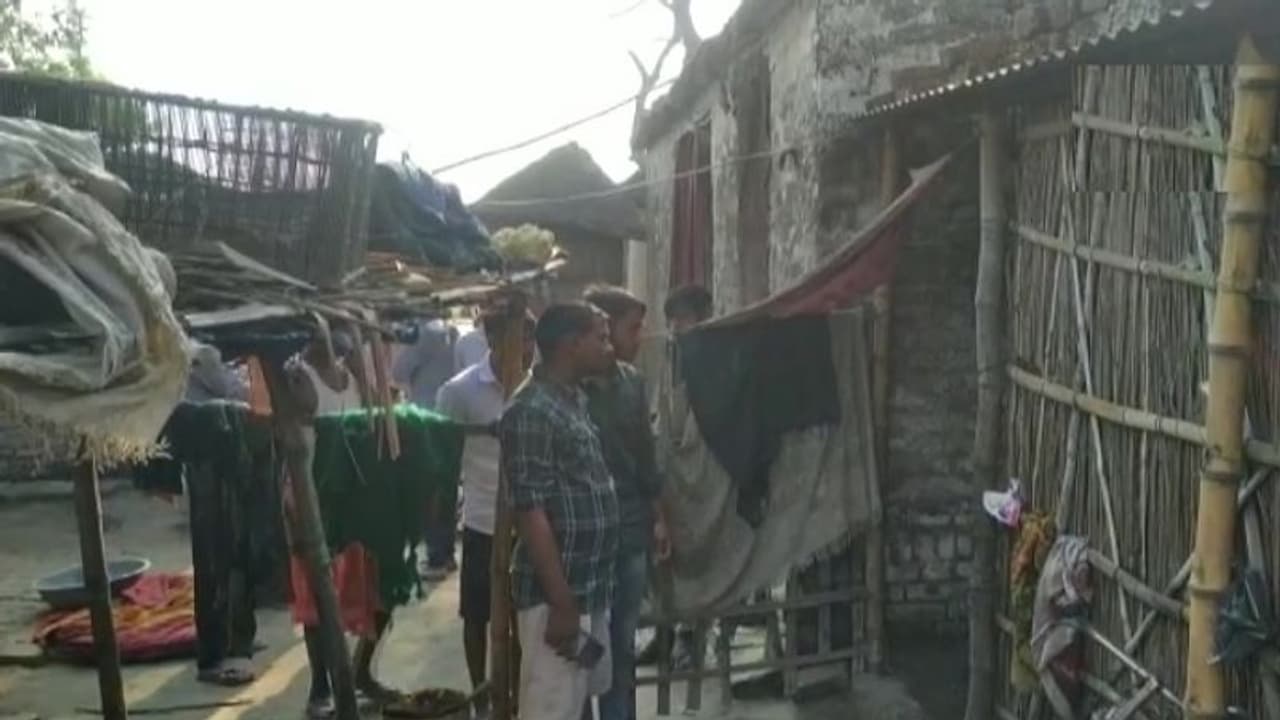 गोपालगंज में सनसनीखेज घटना, पिता ने बेटी का गला काटकर खेत में फेंका, वजह जानकर रह जाएंगे हैरान गोपालगंज में सनसनीखेज घटना, पिता ने बेटी का गला काटकर खेत में फेंका, वजह जानकर रह जाएंगे हैरान