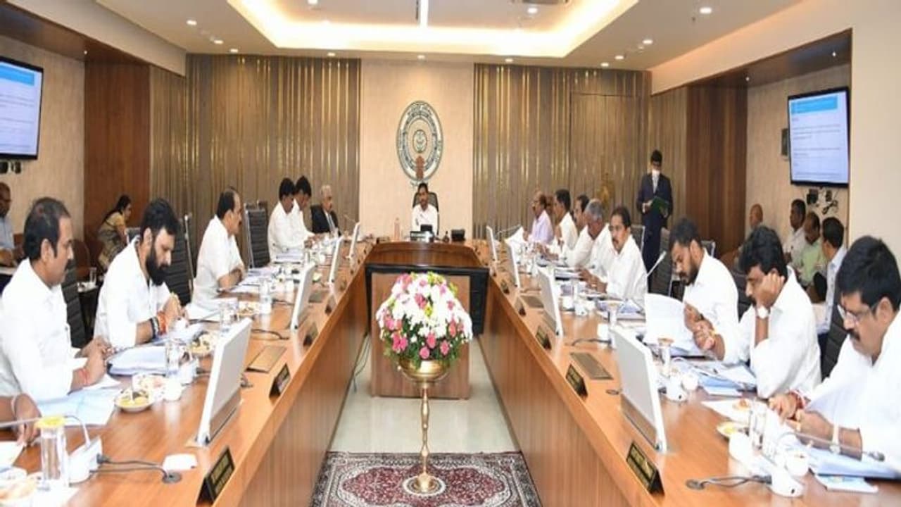 కేబినెట్పై జగన్ కసరత్తు: ఏడు నుండి 11 మంది పాత మంత్రులకు మళ్లీ చాన్స్ కేబినెట్పై జగన్ కసరత్తు: ఏడు నుండి 11 మంది పాత మంత్రులకు మళ్లీ చాన్స్