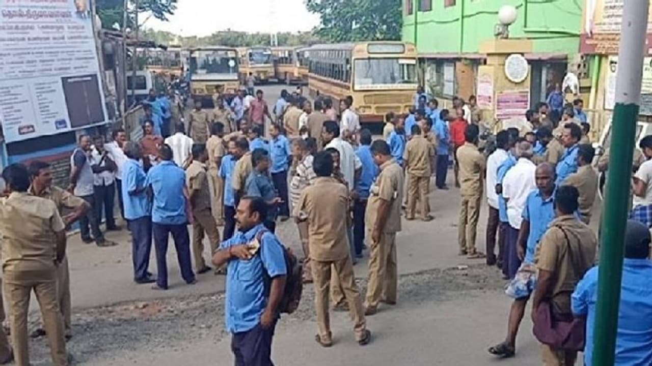 Transport Workers: 1,12,675 அரசு போக்குவரத்து ஊழியர்களுக்கு இன்ப அதிர்ச்சி கொடுத்த தமிழக அரசு..! Transport Workers: 1,12,675 அரசு போக்குவரத்து ஊழியர்களுக்கு இன்ப அதிர்ச்சி கொடுத்த தமிழக அரசு..!