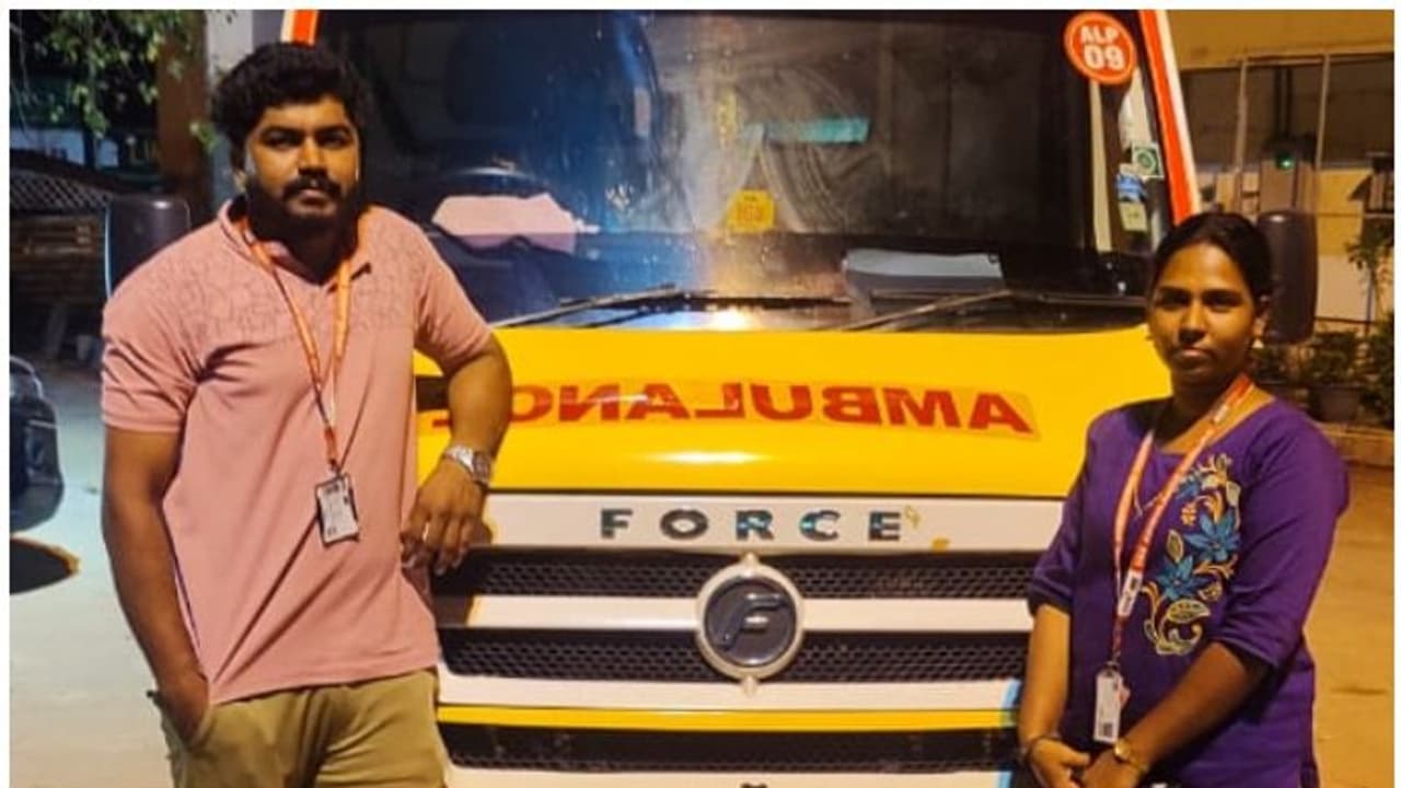 Woman delivered in Car : യുവതി കാറിനുള്ളില്‍ പ്രസവിച്ചു, രക്ഷകരായി ആംബുലന്‍സ് ജീവനക്കാര്‍