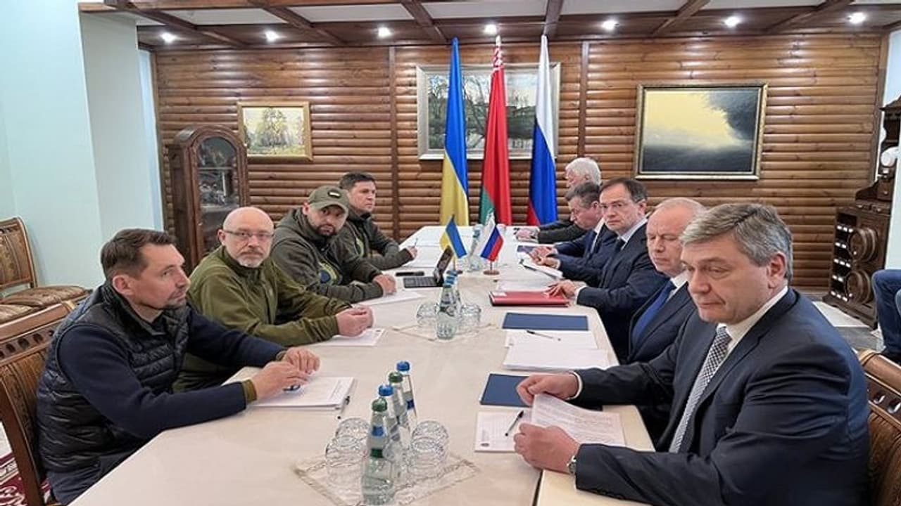 रूस और यूक्रेन के बीच तीसरे दौर की बातचीत शुरू, यूक्रेनी विदेश मंत्रालय का दावा मारे गए 11 हजार रूसी सैनिक रूस और यूक्रेन के बीच तीसरे दौर की बातचीत शुरू, यूक्रेनी विदेश मंत्रालय का दावा मारे गए 11 हजार रूसी सैनिक