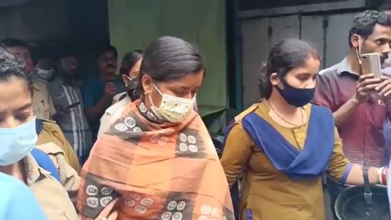 আনিস খানের মৃত্যুর প্রতিবাদ করে গ্রেফতার, অবশেষে জামিন পেলেন মীনাক্ষি