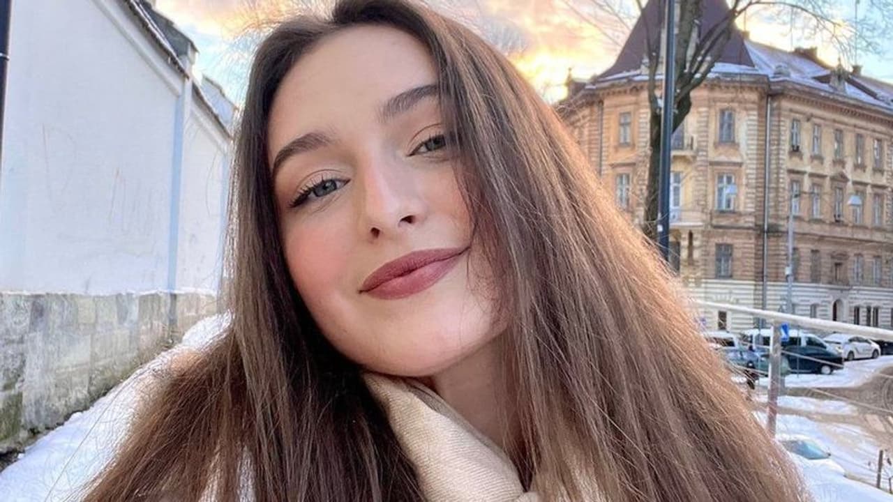 Marta Vasyuta : ഇരുട്ടി വെളുക്കും മുമ്പേ ഈ 20 കാരി സോഷ്യല് മീഡിയാ സ്റ്റാറായി! Marta Vasyuta : ഇരുട്ടി വെളുക്കും മുമ്പേ ഈ 20 കാരി സോഷ്യല് മീഡിയാ സ്റ്റാറായി!