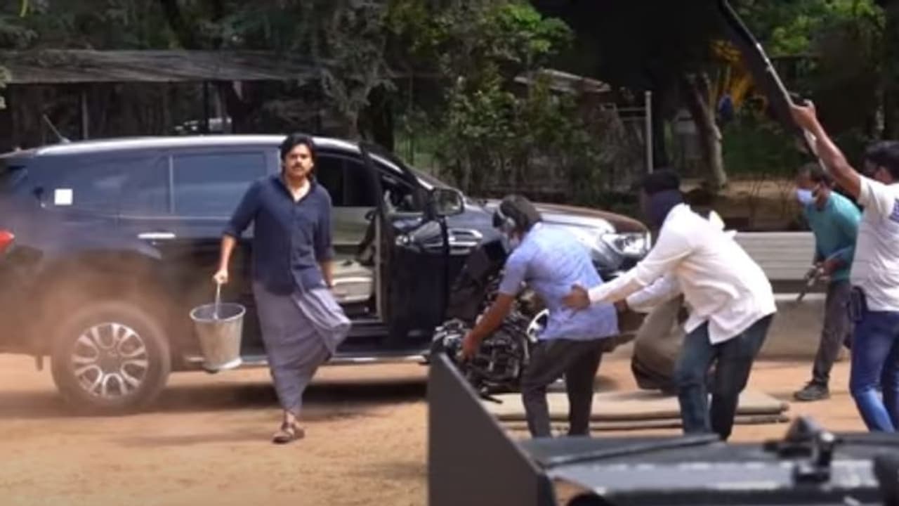 Bheemla Nayak Song : മെയ്ക്കിംഗ് രംഗങ്ങള് ഉള്പ്പെടുത്തി 'ഭീംല നായക്' ഗാനം Bheemla Nayak Song : മെയ്ക്കിംഗ് രംഗങ്ങള് ഉള്പ്പെടുത്തി 'ഭീംല നായക്' ഗാനം