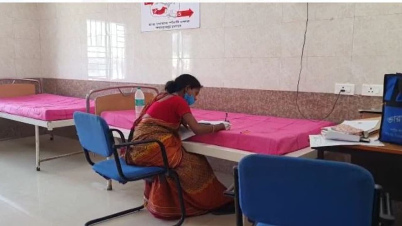 মা হয়েছে কয়েকদিন আগেই, হাসপাতালে সদ্যোজাতকে নিয়েই মাধ্যমিক যুবতীর