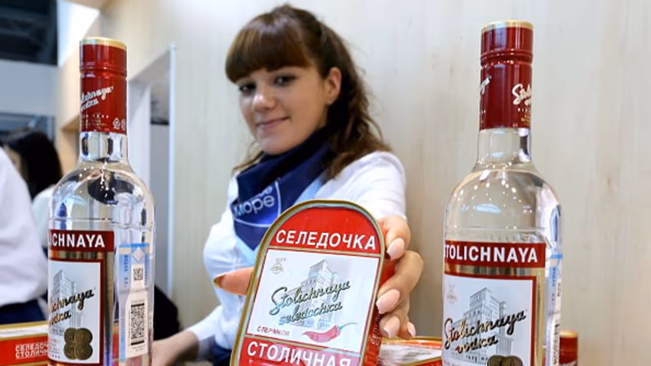 Stolichnaya Vodka : റഷ്യന് എന്ന പേര് ഇനിയില്ല, ലോകപ്രശസ്ത വോഡ്ക ബ്രാന്ഡ് പേരു മാറ്റി Stolichnaya Vodka : റഷ്യന് എന്ന പേര് ഇനിയില്ല, ലോകപ്രശസ്ത വോഡ്ക ബ്രാന്ഡ് പേരു മാറ്റി