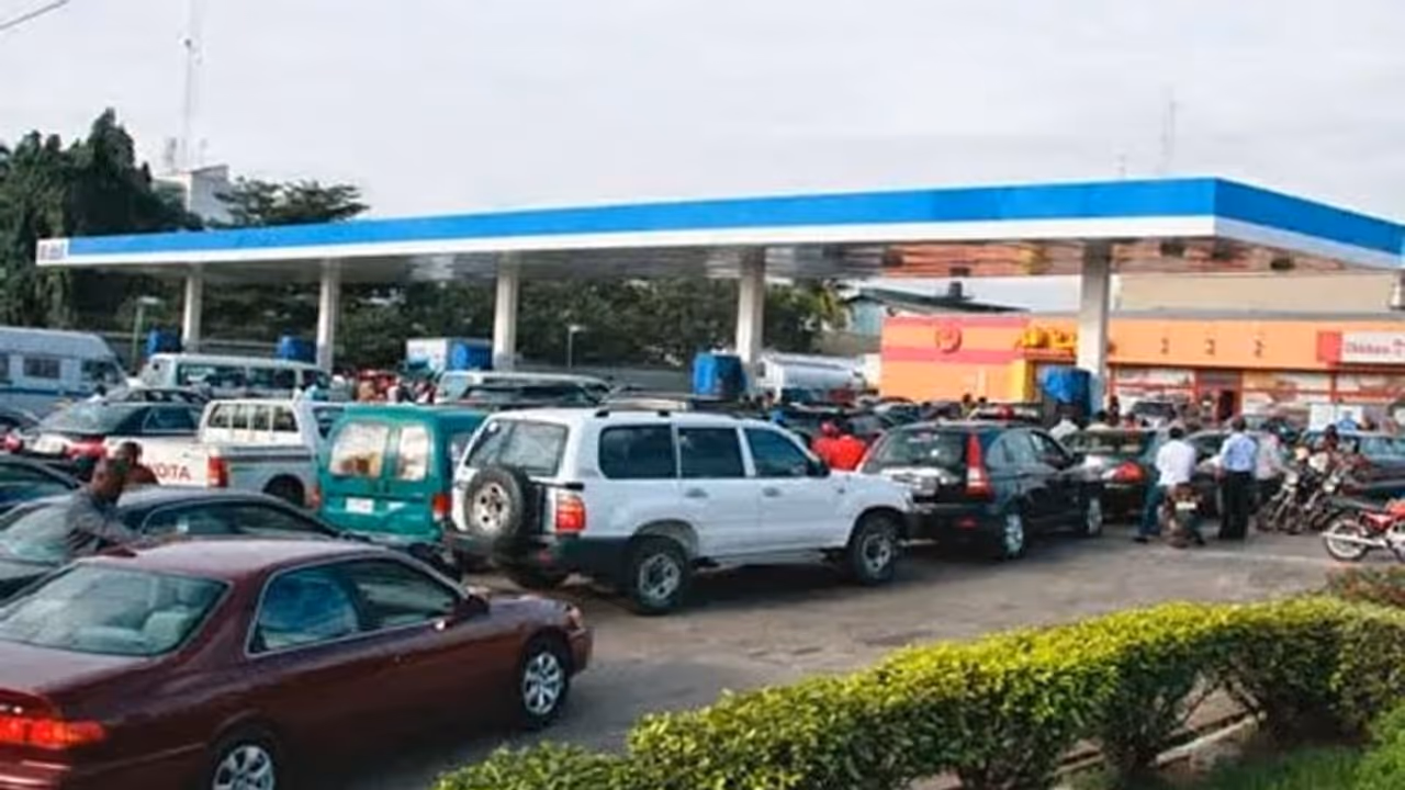  డబ్బుందని పొగరు...మహిళపై మనీ విసిరిన వ్యక్తి !