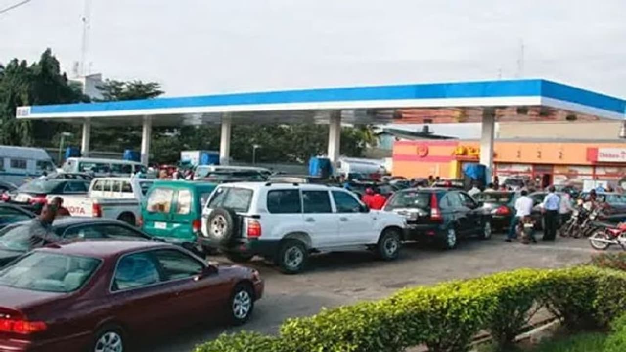 பெட்ரோல் விலை ரூ.10 குறைவு...? பெட்ரோல் நிலையங்களுக்கு படையெடுக்கும் வாகன ஓட்டிகள்..! பெட்ரோல் விலை ரூ.10 குறைவு...? பெட்ரோல் நிலையங்களுக்கு படையெடுக்கும் வாகன ஓட்டிகள்..!