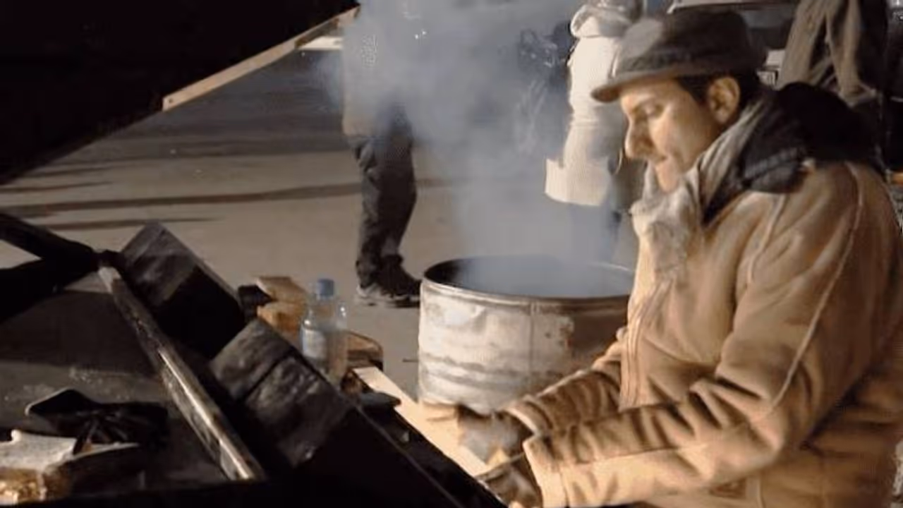 'Piano Man' : പോളണ്ട് അതിർത്തിയിലെത്തിയവരെ പിയാനോ വായിച്ച് സ്വാ​ഗതം ചെയ്യാൻ ജർമ്മൻ കലാകാരൻ