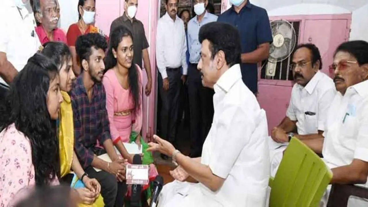 ’தமிழ்நாடுதான் எப்பவும் முதல்ல சார்..’ என்னுடைய கடமை இது.. தமிழக மாணவர்களுடன் நெகிழ்ந்த ஸ்டாலின் !!