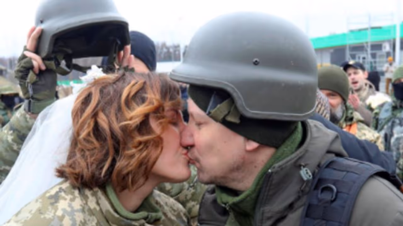 गोलीबारी और बम धमाकों के बीच सैनिक प्रेमी कपल ने की शादी, 22 साल पुरानी है इनकी लवस्टोरी गोलीबारी और बम धमाकों के बीच सैनिक प्रेमी कपल ने की शादी, 22 साल पुरानी है इनकी लवस्टोरी