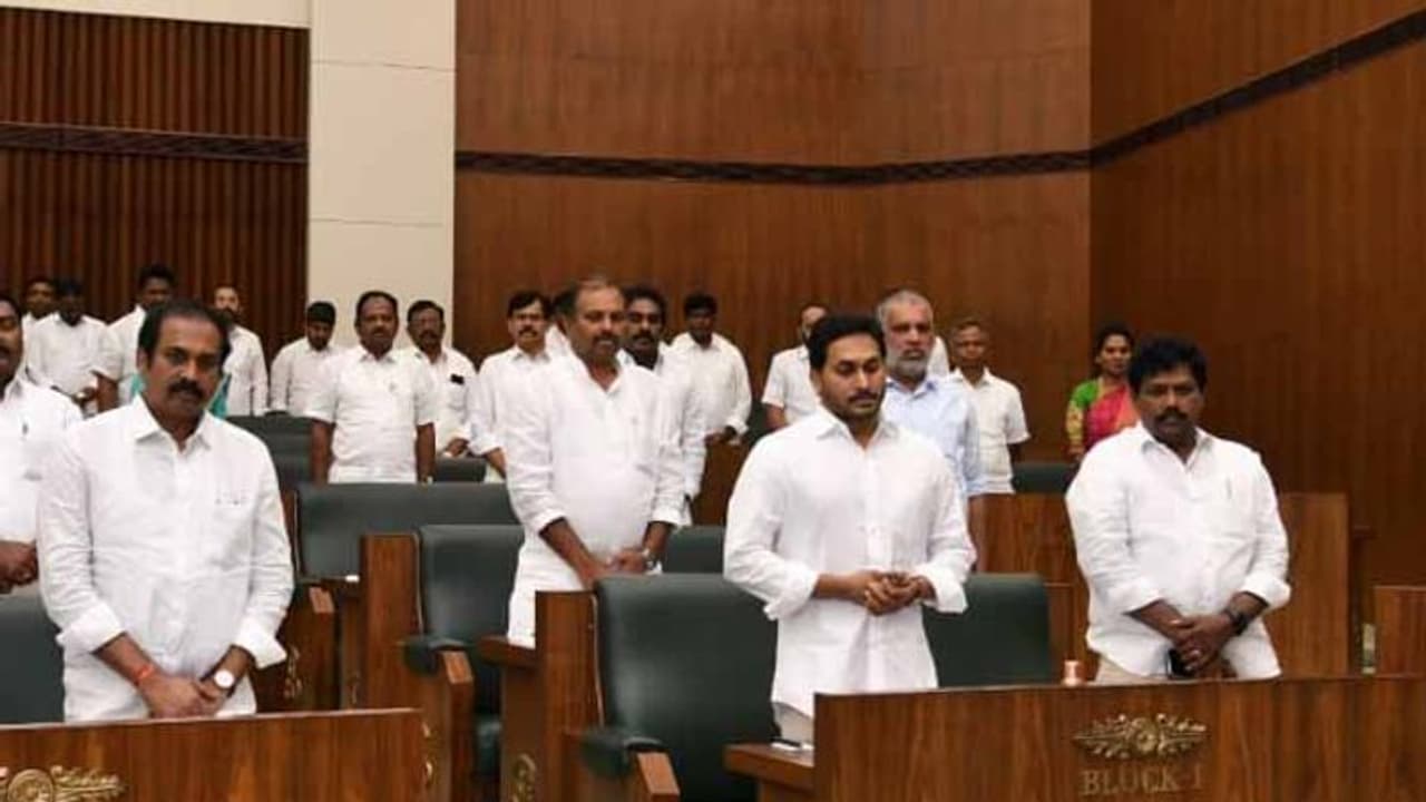 జగన్ చేతికి ఇంటెలిజెన్స్ రిపోర్ట్... ఈ 50మంది ఎమ్మెల్యేలపై వేటు తప్పదా? జగన్ చేతికి ఇంటెలిజెన్స్ రిపోర్ట్... ఈ 50మంది ఎమ్మెల్యేలపై వేటు తప్పదా?