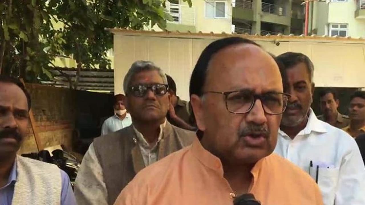 एग्जिट पोल के ग्राफ पर सिद्धार्थनाथ सिंह ने जताई खुशी, कहा लोगों ने जाति की राजनीति के ऊपर उठकर किया वोट एग्जिट पोल के ग्राफ पर सिद्धार्थनाथ सिंह ने जताई खुशी, कहा लोगों ने जाति की राजनीति के ऊपर उठकर किया वोट