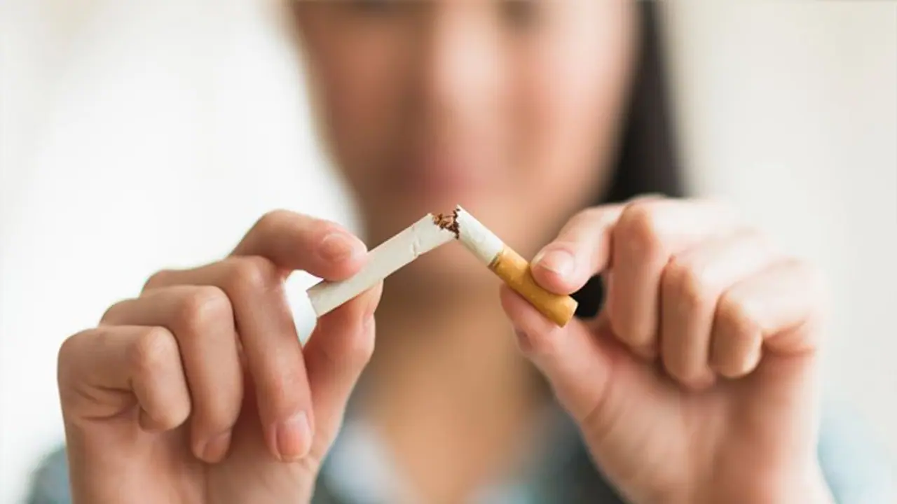 మీలో ఈ సమస్యలు కనిపిస్తున్నాయా? అయితే వెంటనే స్మోకింగ్ కు గుడ్ బాయ్ చెప్పేయండి.. ఏమౌతుందిలే అని తాగితే మాత్రం. మీలో ఈ సమస్యలు కనిపిస్తున్నాయా? అయితే వెంటనే స్మోకింగ్ కు గుడ్ బాయ్ చెప్పేయండి.. ఏమౌతుందిలే అని తాగితే మాత్రం.