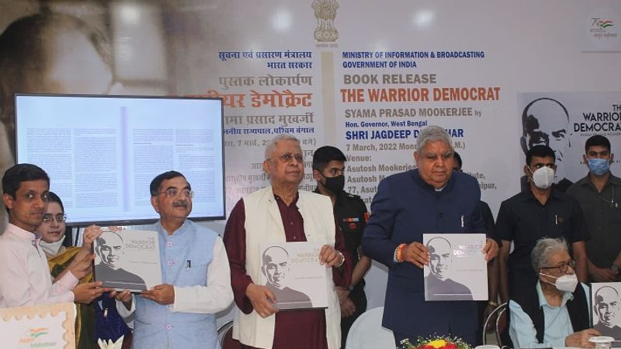 बंगाल के राज्यपाल ने किया श्यामा प्रसाद पर लिखी गई पुस्तक का विमोचन, लेखक ने कहा मुखर्जी की मृत्यु की हो जांच बंगाल के राज्यपाल ने किया श्यामा प्रसाद पर लिखी गई पुस्तक का विमोचन, लेखक ने कहा मुखर्जी की मृत्यु की हो जांच