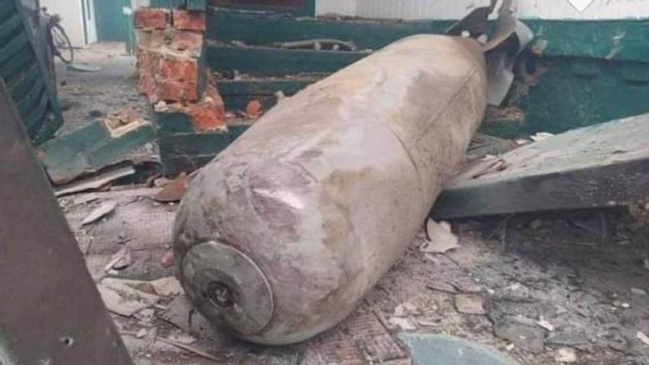 রাতের অন্ধকারে রাশিয়ার হামলা ইউক্রেনে, ৫০০ কিলো বোমা প্রাণ নিল ২ শিশুসহ ১৮ জনের রাতের অন্ধকারে রাশিয়ার হামলা ইউক্রেনে, ৫০০ কিলো বোমা প্রাণ নিল ২ শিশুসহ ১৮ জনের