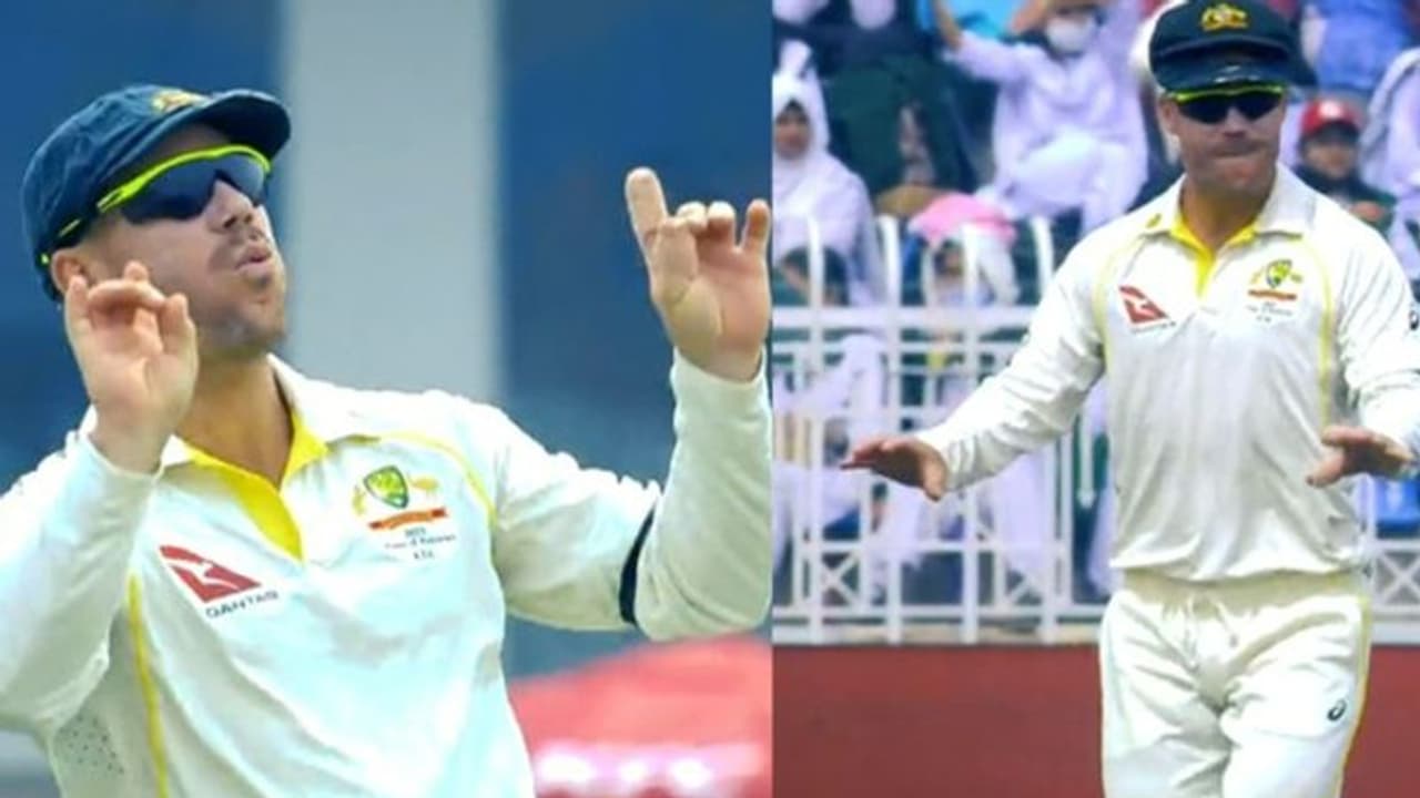 విరాట్ కోహ్లీని ఫాలో అవుతున్న డేవిడ్ వార్నర్... పాకిస్తాన్తో టెస్టులో మైదానంలో స్టెప్పులు... విరాట్ కోహ్లీని ఫాలో అవుతున్న డేవిడ్ వార్నర్... పాకిస్తాన్తో టెస్టులో మైదానంలో స్టెప్పులు...