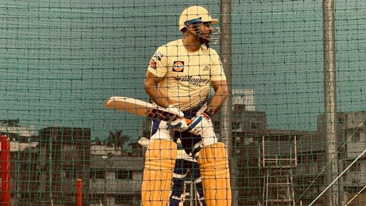 IPL 2022: ಐಪಿಎಲ್ಗೂ ಮುನ್ನ ಭರ್ಜರಿ ಸಿಕ್ಸರ್ ಅಭ್ಯಾಸ ನಡೆಸುತ್ತಿರುವ ಧೋನಿ..! IPL 2022: ಐಪಿಎಲ್ಗೂ ಮುನ್ನ ಭರ್ಜರಿ ಸಿಕ್ಸರ್ ಅಭ್ಯಾಸ ನಡೆಸುತ್ತಿರುವ ಧೋನಿ..!