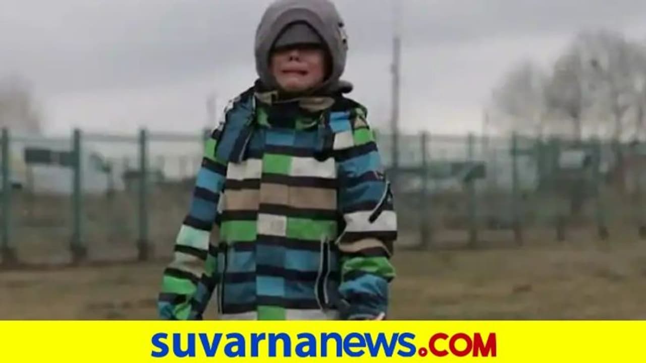 ಅಳುತ್ತಾ ಏಕಾಂಗಿಯಾಗಿ ಸಾಗುತ್ತಿರುವ ಉಕ್ರೇನ್‌ನ ಪುಟ್ಟ ಬಾಲಕ... ಕಣ್ಣೀರು ತರಿಸುತ್ತಿದೆ ವಿಡಿಯೋ
