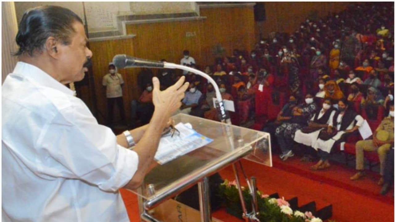 'ജനങ്ങളെ ഭരിക്കാനുള്ളതല്ല, സേവിക്കാനുള്ളതാണ്'; തദ്ദശ ഭരണകൂടങ്ങളെ ഓർമ്മിപ്പിച്ച് മന്ത്രി എം വി ഗോവിന്ദന് 'ജനങ്ങളെ ഭരിക്കാനുള്ളതല്ല, സേവിക്കാനുള്ളതാണ്'; തദ്ദശ ഭരണകൂടങ്ങളെ ഓർമ്മിപ്പിച്ച് മന്ത്രി എം വി ഗോവിന്ദന്