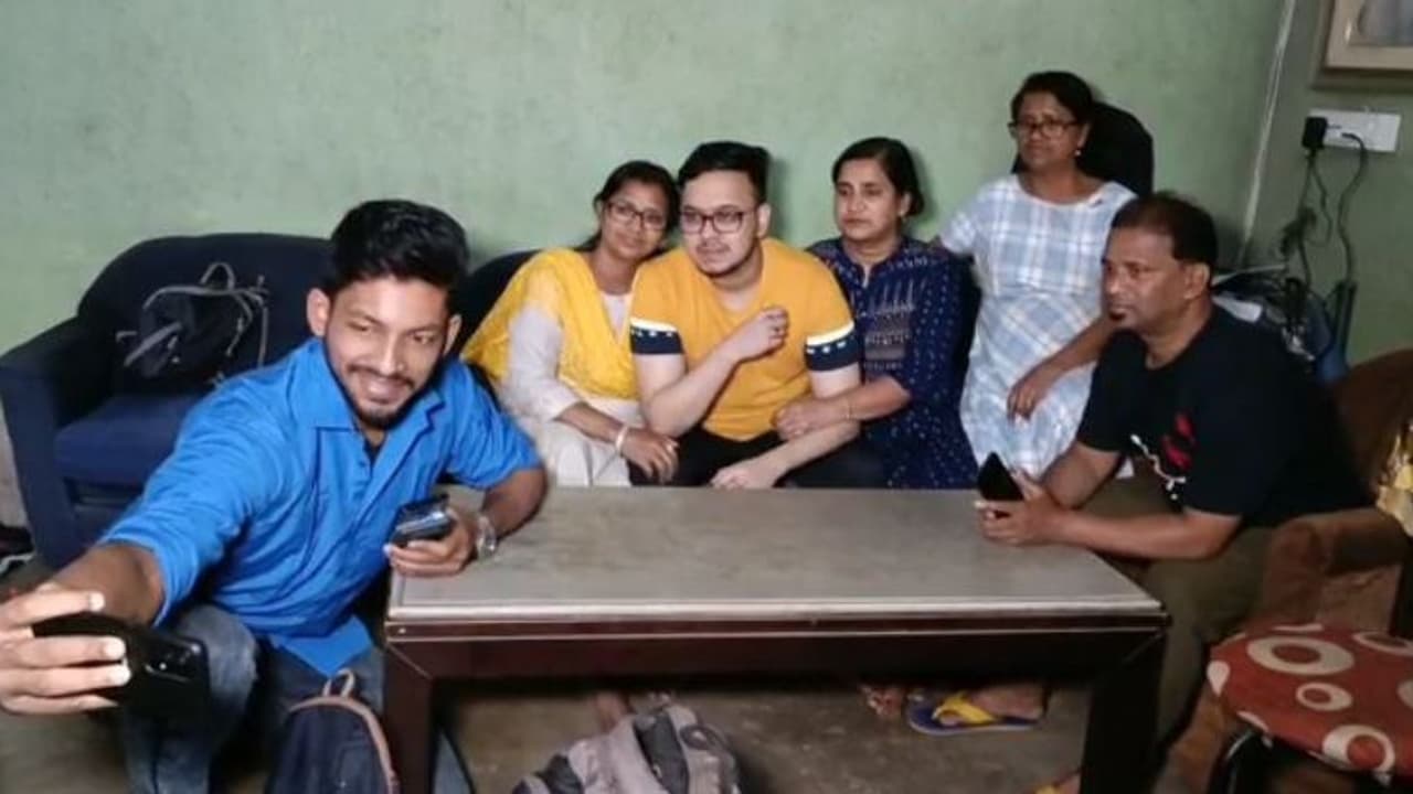 কখনও হেঁটে কখনও বাসে, খারকিভ থেকে হাবরার যাত্রা সহজ ছিল না জিতের কাছে কখনও হেঁটে কখনও বাসে, খারকিভ থেকে হাবরার যাত্রা সহজ ছিল না জিতের কাছে