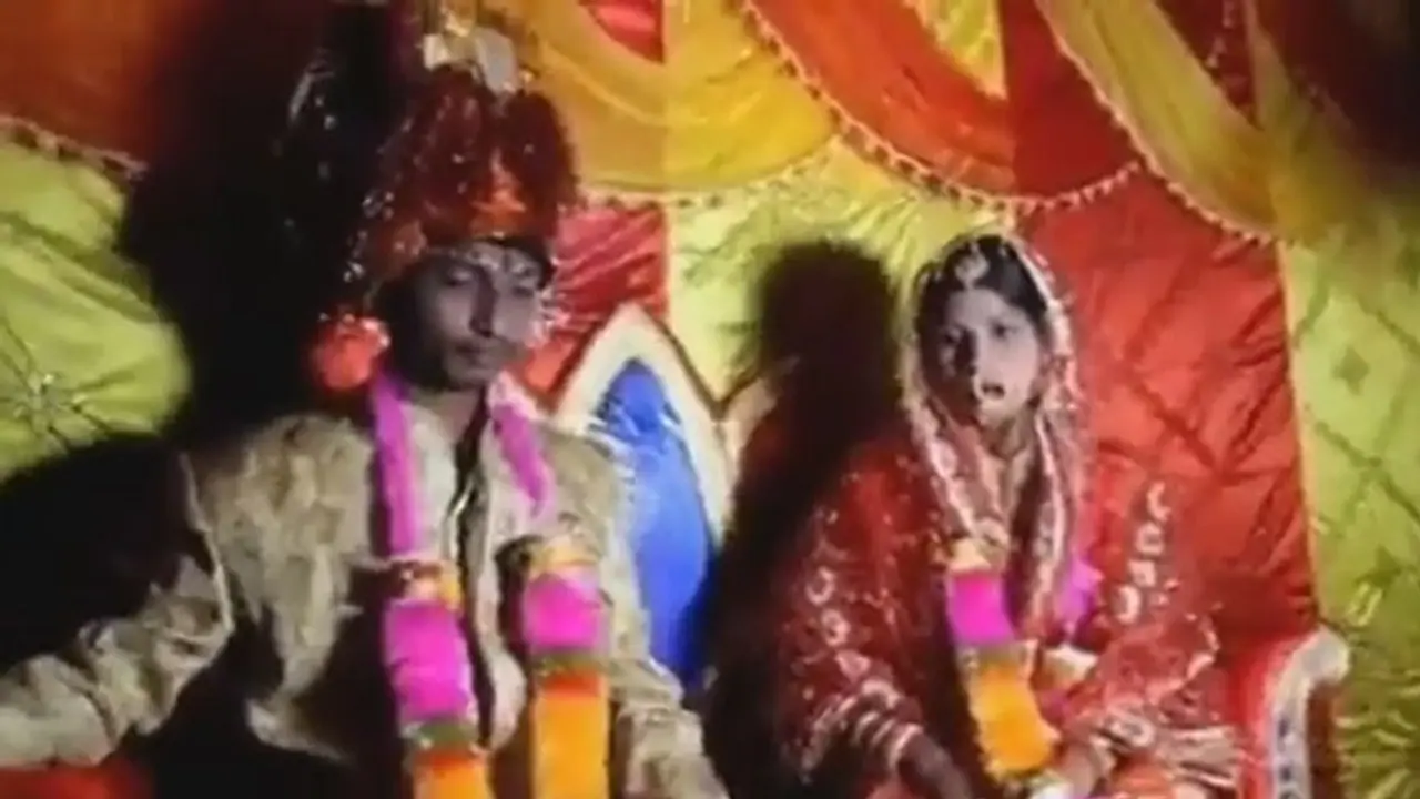 दुल्हन के बगल में बैठे दूल्हे ने किया दहेज की मांग का बचाव, कहा पैसे नहीं मिले तो लौट जाएगी बारात