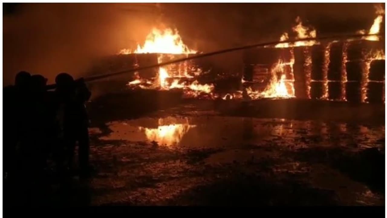 Fire In Plywood Factory: ചേർത്തല പള്ളിപ്പുറത്ത് പ്ലൈവുഡ് ഫാക്ടറിക്ക് തീപിടിച്ചു; ലക്ഷങ്ങളുടെ നഷ്ടം Fire In Plywood Factory: ചേർത്തല പള്ളിപ്പുറത്ത് പ്ലൈവുഡ് ഫാക്ടറിക്ക് തീപിടിച്ചു; ലക്ഷങ്ങളുടെ നഷ്ടം