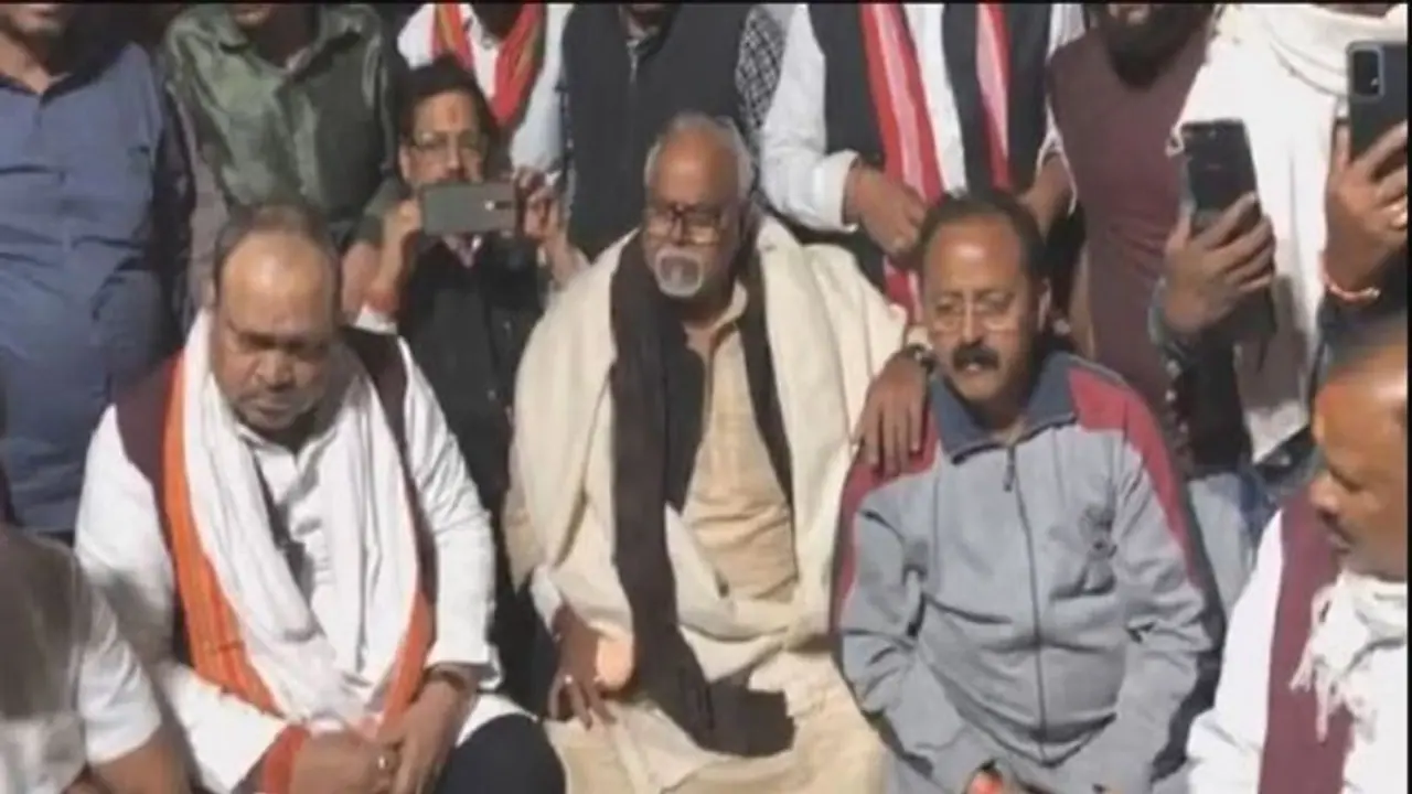 यूपी चुनाव: मिर्जापुर में देर रात सपा कार्यकर्ताओं का हंगामा, कहा स्ट्रांग रूम से आ रही बीप की आवाज यूपी चुनाव: मिर्जापुर में देर रात सपा कार्यकर्ताओं का हंगामा, कहा स्ट्रांग रूम से आ रही बीप की आवाज