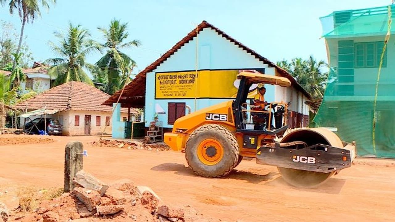 ക്ലാസ്മുറികൾ ദേശീയപാതയ്ക്ക്; കാഞ്ഞങ്ങാട് സ്കൂളിന് 'മരണമണി' ക്ലാസ്മുറികൾ ദേശീയപാതയ്ക്ക്; കാഞ്ഞങ്ങാട് സ്കൂളിന് 'മരണമണി'