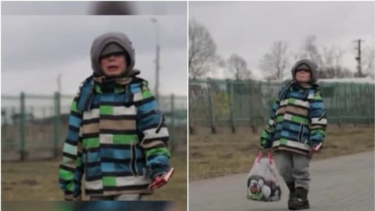 Ukraine Crisis : കരഞ്ഞുകൊണ്ട് പോളണ്ട് അതിർത്തി കടക്കുന്ന ബാലൻ, ഹൃദയഭേദകം യുക്രൈനിൽ നിന്നുള്ള ഈ ദൃശ്യം