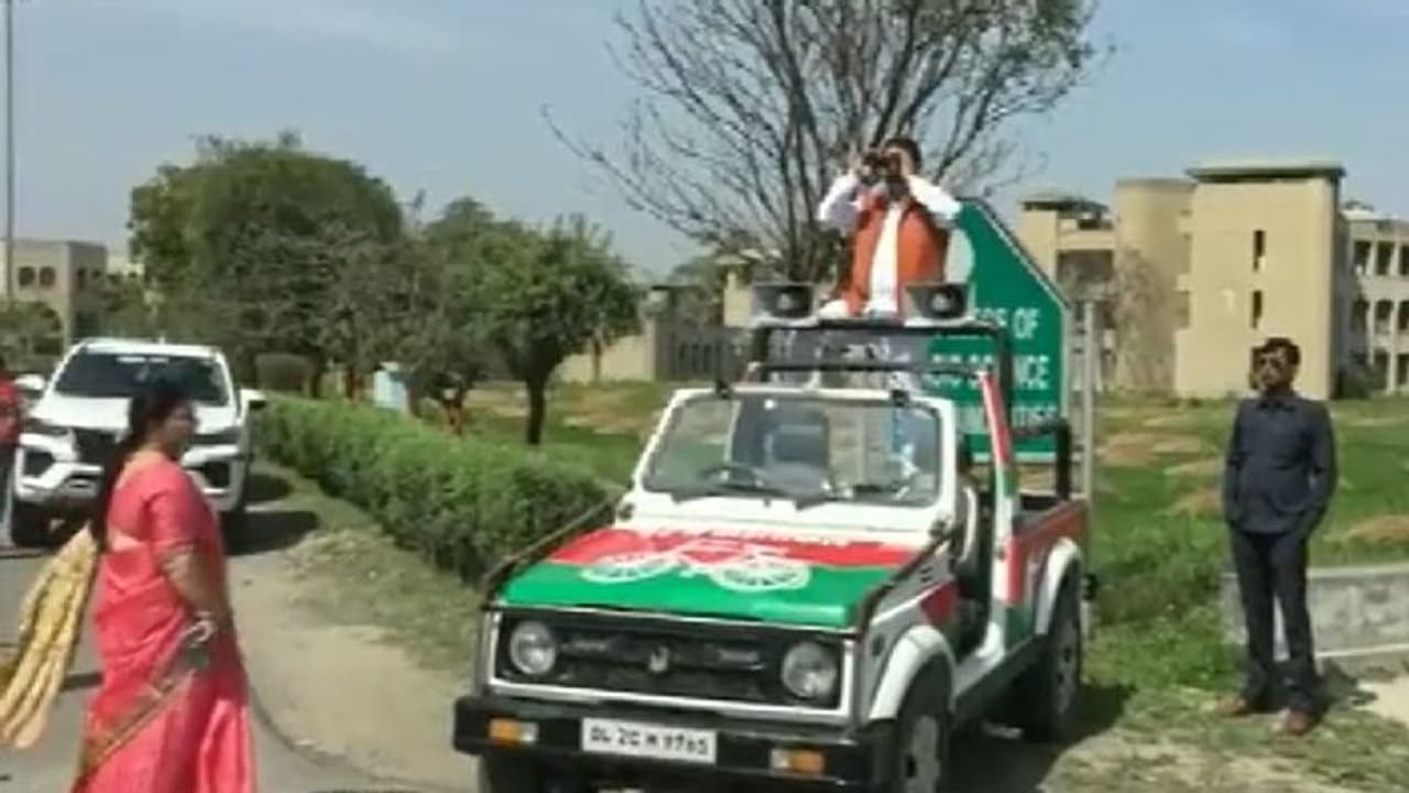 দূরবীন দিয়ে নজরদারি চালালেন স্ট্রং রুমে, সপা প্রার্থীর ভিডিও ভাইরাল দূরবীন দিয়ে নজরদারি চালালেন স্ট্রং রুমে, সপা প্রার্থীর ভিডিও ভাইরাল