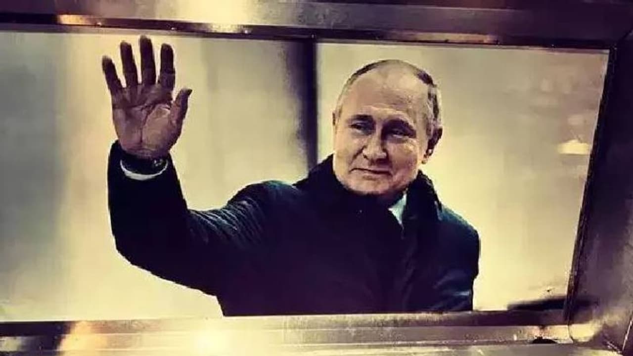 Photograph of Putin in toilet : പ്രതിഷേധം ഇങ്ങനെയും, പബ്ബിലെ മൂത്രപ്പുരയിൽ പുടിന്റെ ഫോട്ടോ! Photograph of Putin in toilet : പ്രതിഷേധം ഇങ്ങനെയും, പബ്ബിലെ മൂത്രപ്പുരയിൽ പുടിന്റെ ഫോട്ടോ!