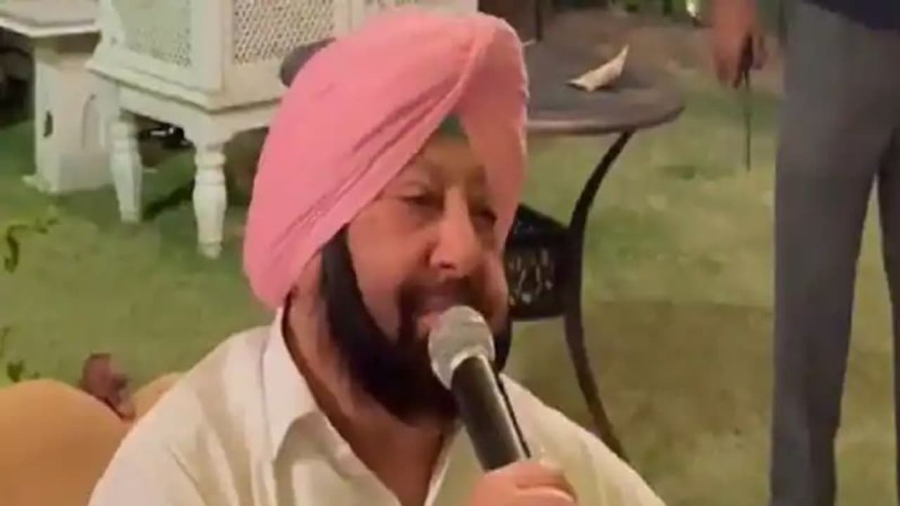 पंजाब चुनाव के नतीजे से पहले कैप्टन रोमांटिक मूड में दिखे, गाना गाकर यूं दिया विरोधियों को करारा जवाब पंजाब चुनाव के नतीजे से पहले कैप्टन रोमांटिक मूड में दिखे, गाना गाकर यूं दिया विरोधियों को करारा जवाब