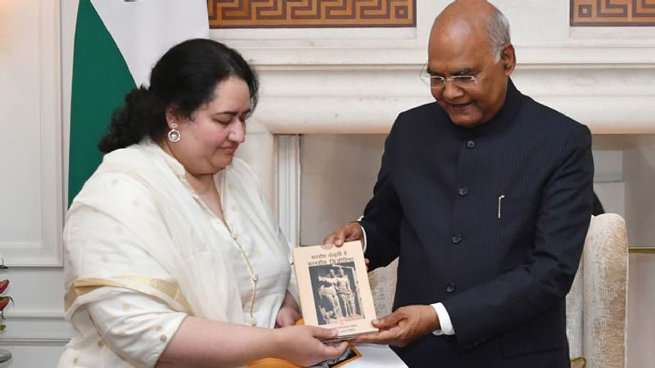 राष्ट्रपति रामनाथ कोविंद ने आचार्य हजारी प्रसाद द्विवेदी के निबंधन संकलन की पहली कॉपी प्राप्त की राष्ट्रपति रामनाथ कोविंद ने आचार्य हजारी प्रसाद द्विवेदी के निबंधन संकलन की पहली कॉपी प्राप्त की