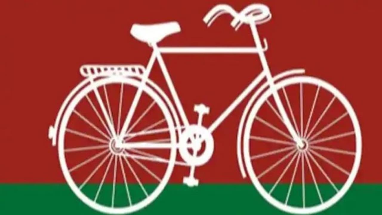 यूपी चुनाव: मतगणना के लिए प्रशासन ने किए पुख्ता इंतजाम, सपाईयों ने स्टांग रूम के बाहर डाला डेरा यूपी चुनाव: मतगणना के लिए प्रशासन ने किए पुख्ता इंतजाम, सपाईयों ने स्टांग रूम के बाहर डाला डेरा