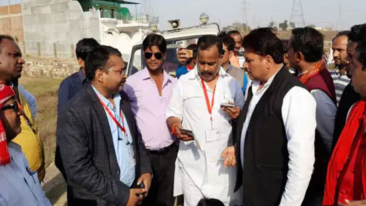 UP Chunav 2022: सोनभद्र में मतपत्र लदी गाड़ी मिलने के मामले में एसडीएम पर कार्रवाई, हटाए गए UP Chunav 2022: सोनभद्र में मतपत्र लदी गाड़ी मिलने के मामले में एसडीएम पर कार्रवाई, हटाए गए