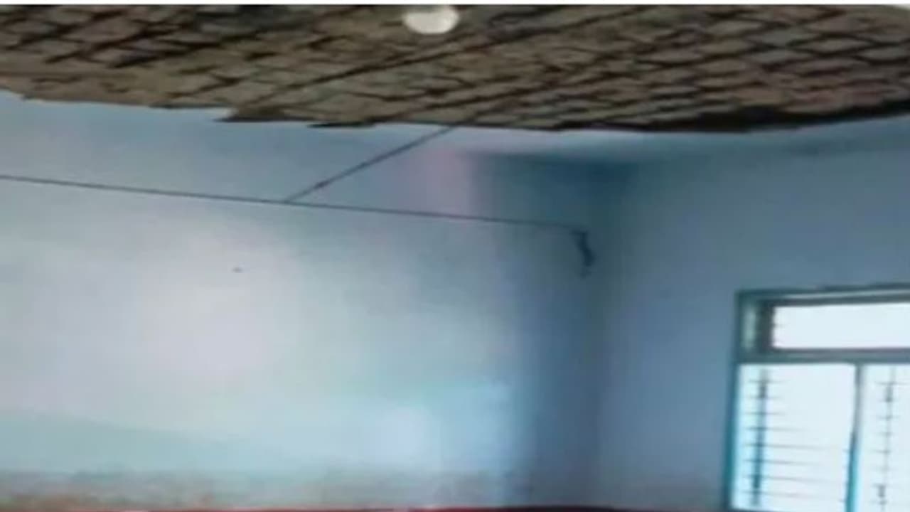 ತರಗತಿ ಕೊಠಡಿಯ ಮೇಲ್ಛಾವಣಿ ಕುಸಿದು 5 ವಿದ್ಯಾರ್ಥಿಗಳಿಗೆ ಗಾಯ, ತಪ್ಪಿದ ಅನಾಹುತ