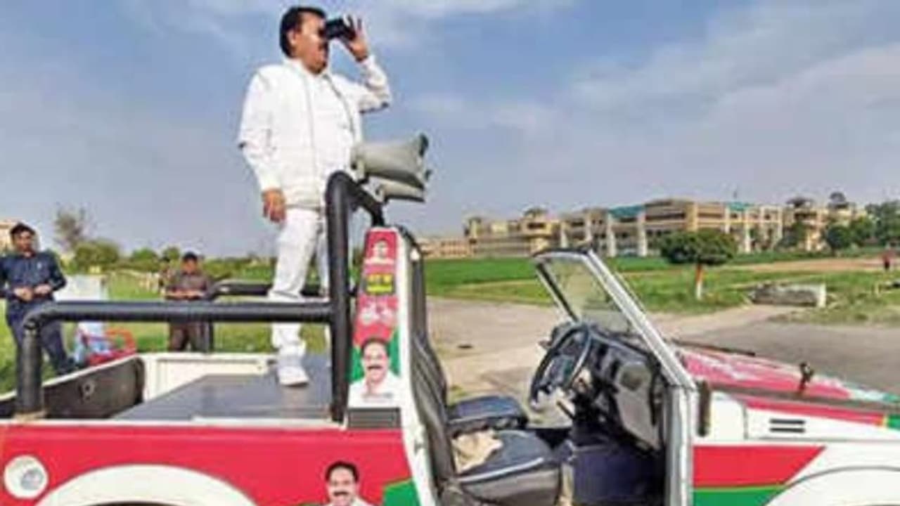 UP Assembly Elections : 'അഖിലേഷ് പറഞ്ഞു'; ബൈനോക്കുലറിൽ ഇവിഎം മുറി നിരീക്ഷിച്ച് എസ്പി സ്ഥാനാർത്ഥി UP Assembly Elections : 'അഖിലേഷ് പറഞ്ഞു'; ബൈനോക്കുലറിൽ ഇവിഎം മുറി നിരീക്ഷിച്ച് എസ്പി സ്ഥാനാർത്ഥി