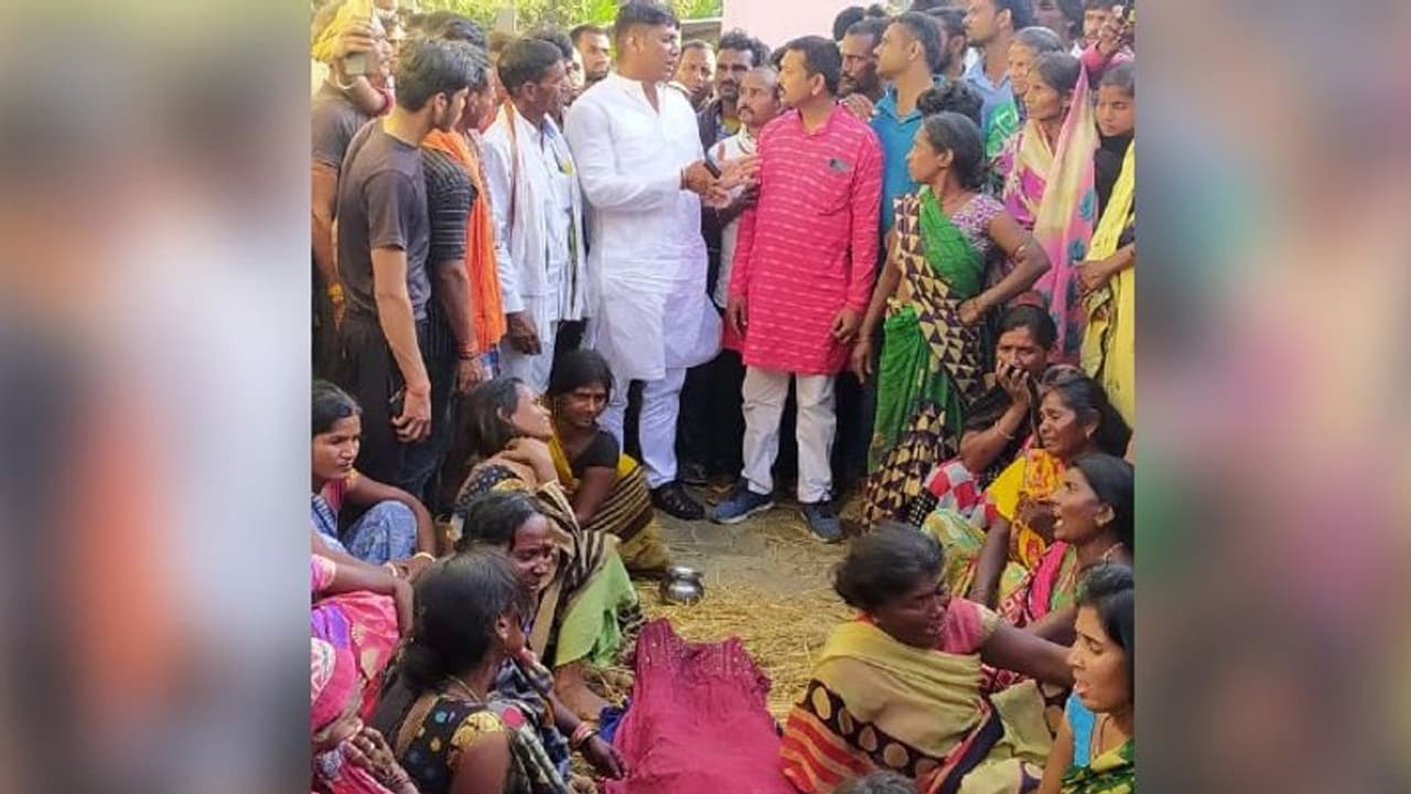 बिहार के गया में बड़ा हादसा: खेल रहे बच्चों पर भरभरा कर गिरी दीवार, 3 की मौत तो कई घायल, मची चीख पुकार बिहार के गया में बड़ा हादसा: खेल रहे बच्चों पर भरभरा कर गिरी दीवार, 3 की मौत तो कई घायल, मची चीख पुकार