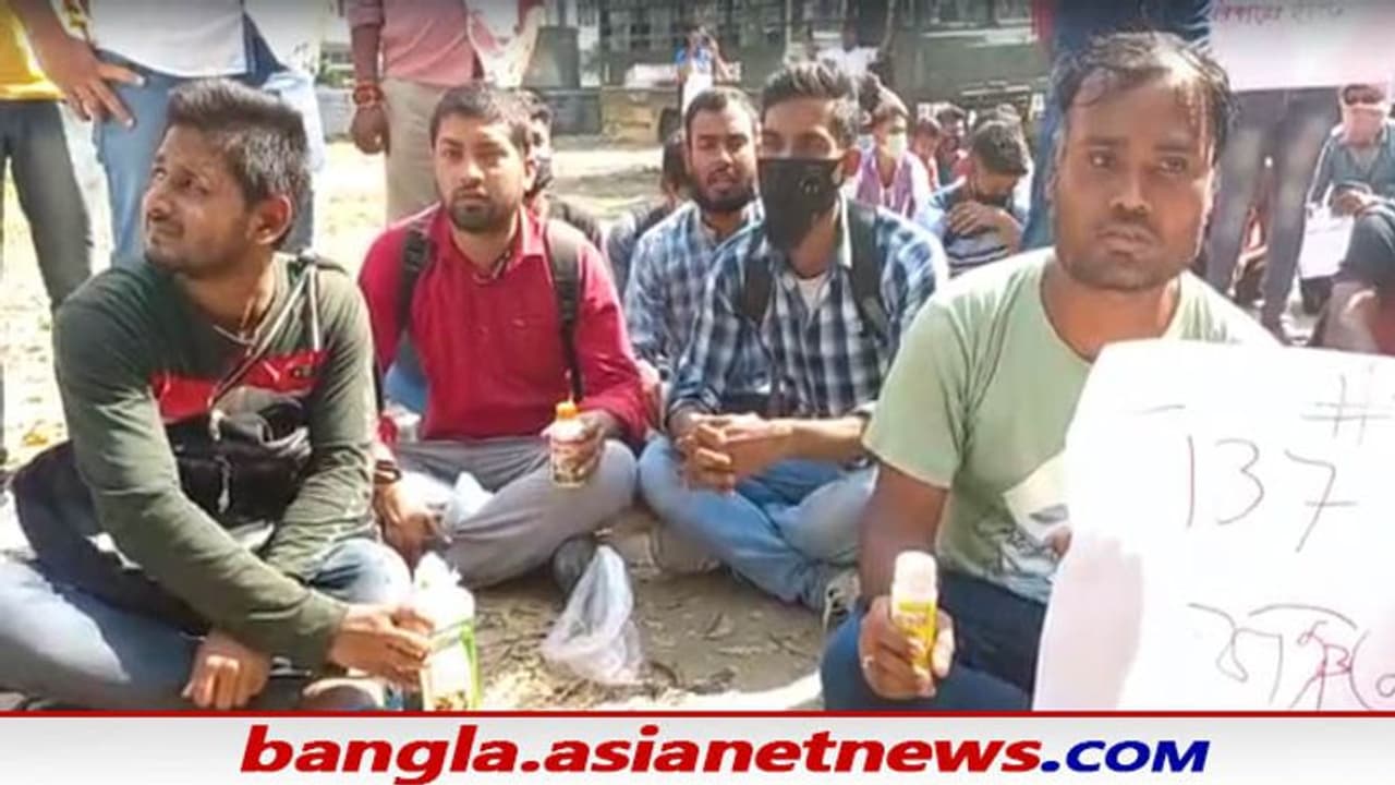 মেরিট লিস্টে নাম থাকা কেন মিলছে না পুলিশের চাকরি, বিষের বোতল হাতে বিক্ষোভ চাকরি প্রার্থীদের