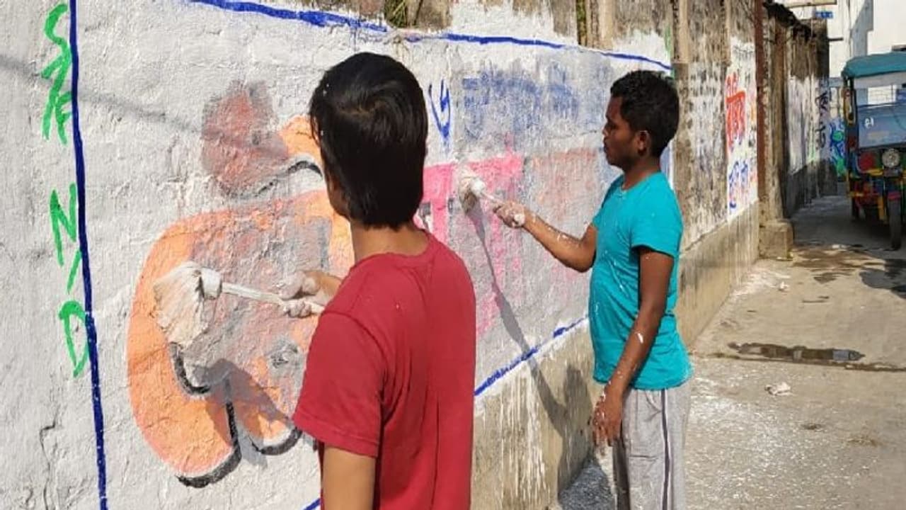সমাজ সচেতনতার নজির, দেওয়াল লিখন মুছতে এগিয়ে এলেন খোদ নির্দল প্রার্থী সমাজ সচেতনতার নজির, দেওয়াল লিখন মুছতে এগিয়ে এলেন খোদ নির্দল প্রার্থী