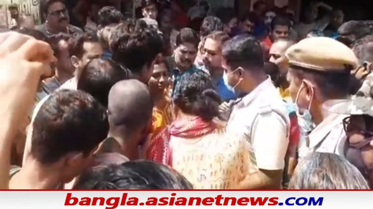 বাচ্চা চুরি করে বিক্রির অভিযোগ, ক্ষিপ্ত বাসিন্দাদের হাত থেকে নাবালিকাকে উদ্ধার করে আটক করল পুলিশ বাচ্চা চুরি করে বিক্রির অভিযোগ, ক্ষিপ্ত বাসিন্দাদের হাত থেকে নাবালিকাকে উদ্ধার করে আটক করল পুলিশ