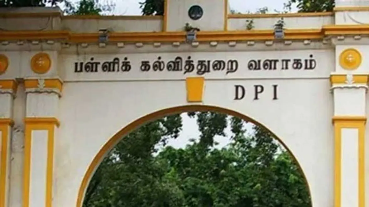 பொதுத்தேர்வில் மாணவர்கள் பார்த்து எழுத உதவிய 5 ஆசிரியர்கள் இடைநீக்கம் பொதுத்தேர்வில் மாணவர்கள் பார்த்து எழுத உதவிய 5 ஆசிரியர்கள் இடைநீக்கம்