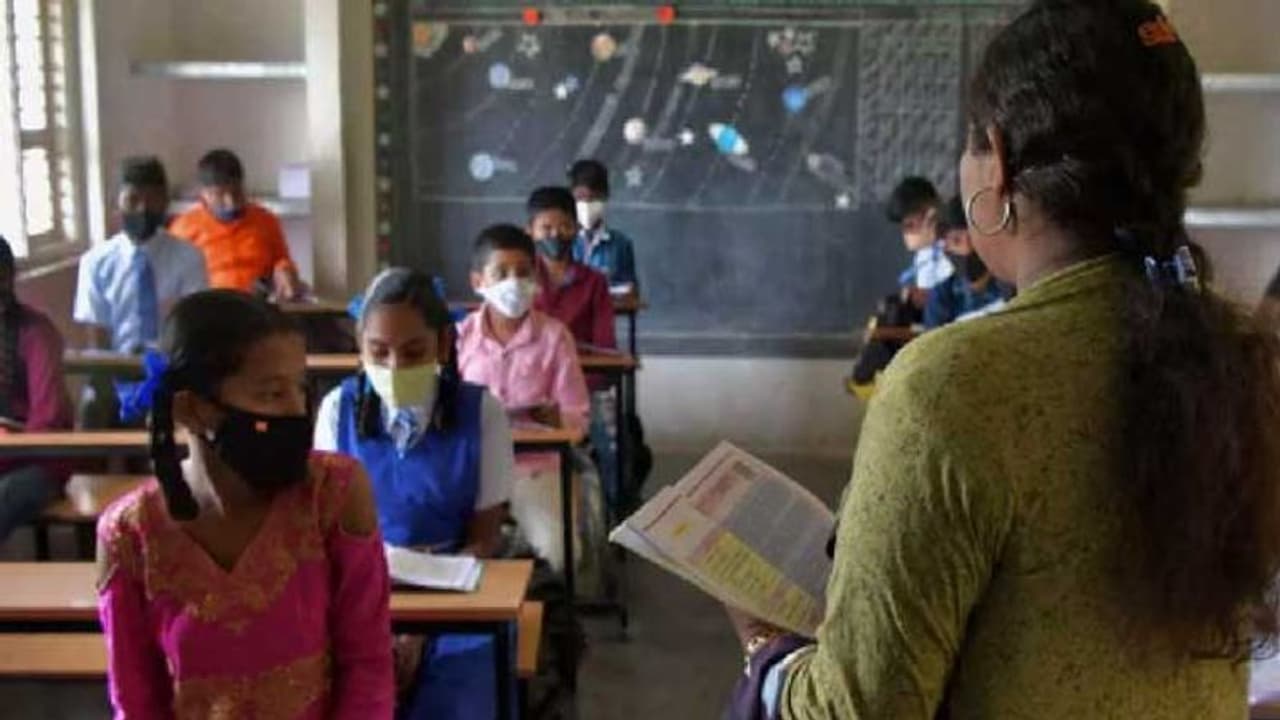 Uttara Kannada: ಇಂಗ್ಲಿಷ್‌ ವ್ಯಾಮೋಹದ ಜತೆ ಶಿಕ್ಷಕರ ಕೊರತೆ: 12 ವರ್ಷದಲ್ಲಿ 37 ಸರ್ಕಾರಿ ಶಾಲೆ ಬಂದ್‌..!