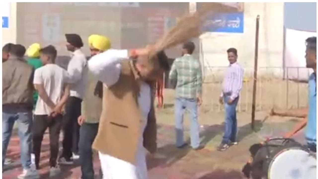 Punjab Election Result: పంజాబ్లో ఆప్ సంబరాలు.. సీఎం అభ్యర్థి భగవంత్ మన్ నివాసంలో జిలేబీ, భాంగ్రా డ్యాన్సులు Punjab Election Result: పంజాబ్లో ఆప్ సంబరాలు.. సీఎం అభ్యర్థి భగవంత్ మన్ నివాసంలో జిలేబీ, భాంగ్రా డ్యాన్సులు