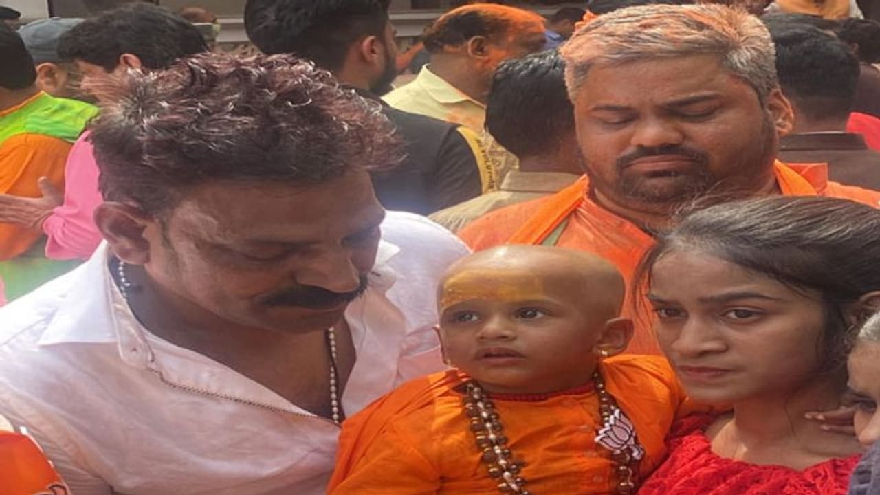 UP Chunav Result 2022: योगी लुक में नजर आई डेढ़ साल की नव्या, हाथ में टॉय बुलडोजर लेकर पहुंची BJP कार्यालय UP Chunav Result 2022: योगी लुक में नजर आई डेढ़ साल की नव्या, हाथ में टॉय बुलडोजर लेकर पहुंची BJP कार्यालय