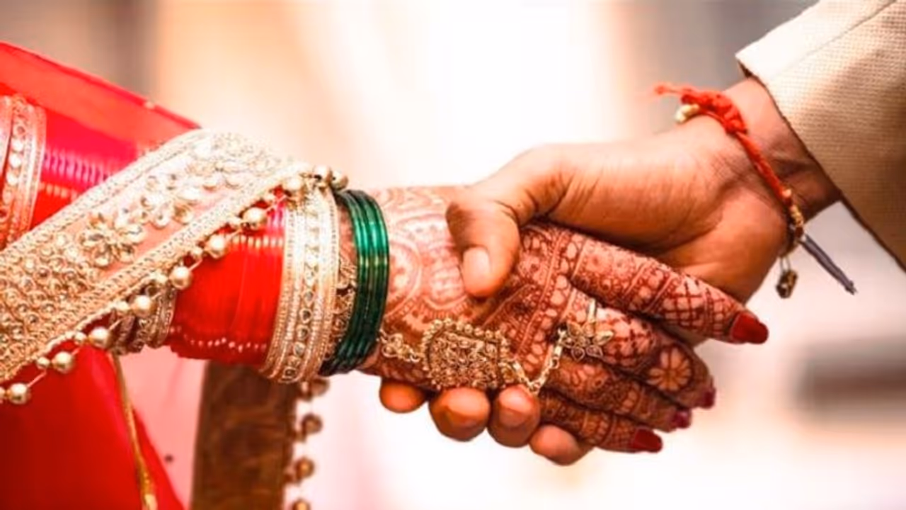 Pension scheme: మీరు కూడా పెళ్లి చేసుకున్నట్లయితే ప్రతి నెలా 5 వేలు ఎలా పొందవచ్చో తెలుసుకోండి Pension scheme: మీరు కూడా పెళ్లి చేసుకున్నట్లయితే ప్రతి నెలా 5 వేలు ఎలా పొందవచ్చో తెలుసుకోండి