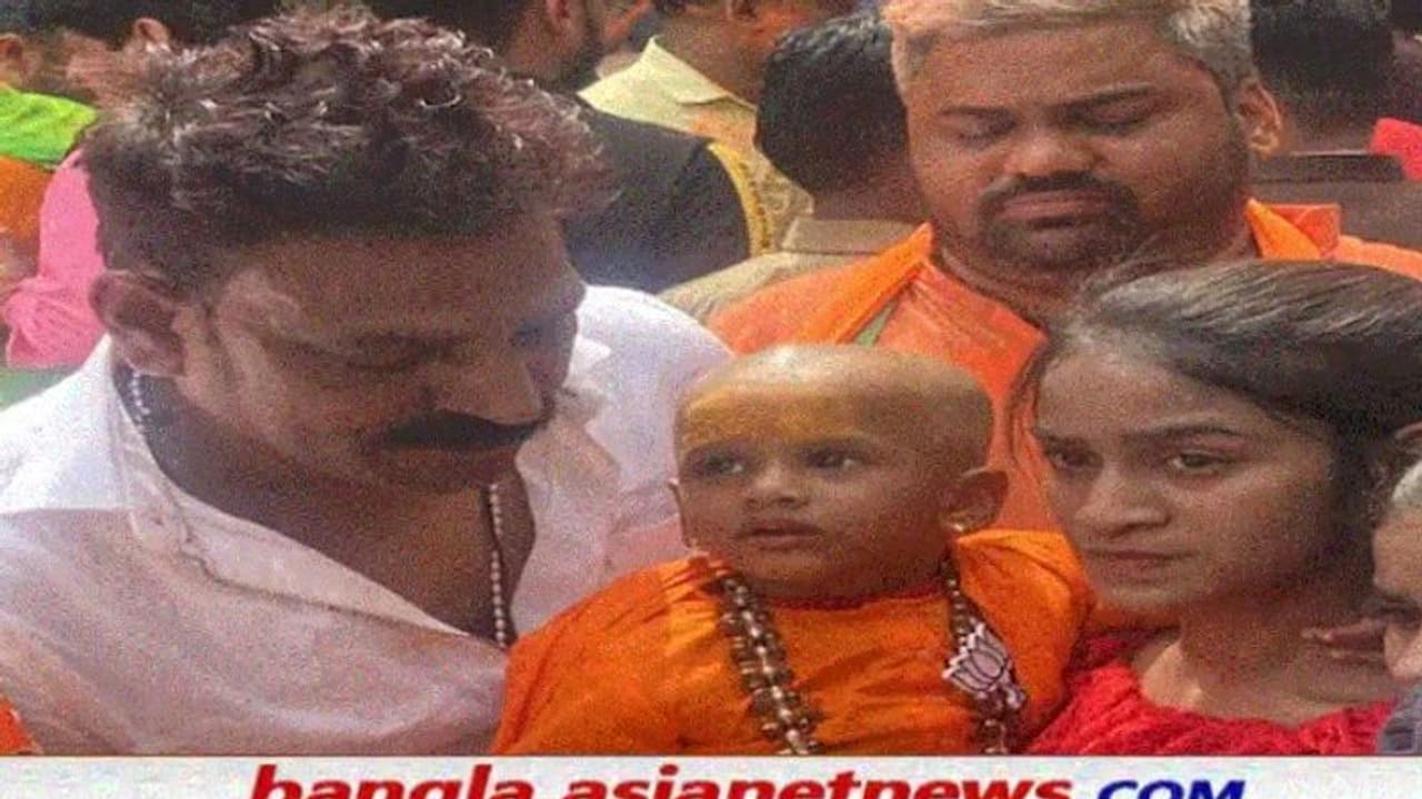 লখনউ র বিজেপি অফিসে বাবার কোলে ক্ষুদে 'যোগী', গেরুয়া শিবিরের আনন্দে সামিল দেড় বছরের নভ্যা