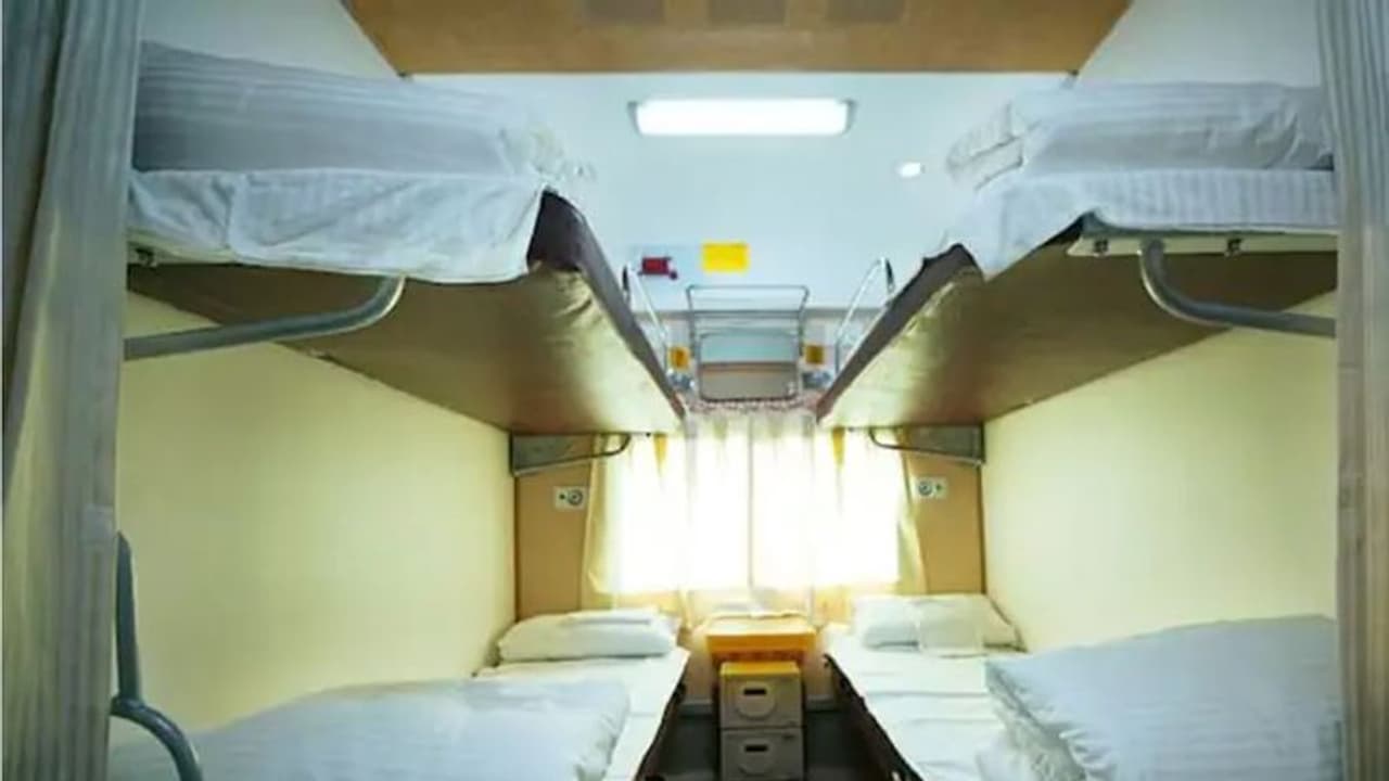 যাত্রীদের জন্য সুখবর, ফের ট্রেনে মিলবে বালিশ কম্বল, ফিরছে পর্দাও যাত্রীদের জন্য সুখবর, ফের ট্রেনে মিলবে বালিশ কম্বল, ফিরছে পর্দাও
