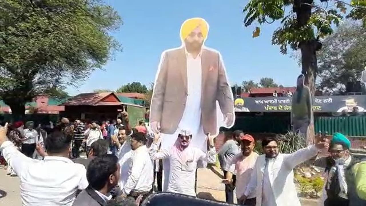 AAP : പഞ്ചാബില് ആംആദ്മി 'ഭരണം' തുടങ്ങി; മുന്മന്ത്രിമാര്ക്കും എംഎല്എമാര്ക്കുമുള്ള സുരക്ഷ പിന്വലിച്ചു AAP : പഞ്ചാബില് ആംആദ്മി 'ഭരണം' തുടങ്ങി; മുന്മന്ത്രിമാര്ക്കും എംഎല്എമാര്ക്കുമുള്ള സുരക്ഷ പിന്വലിച്ചു